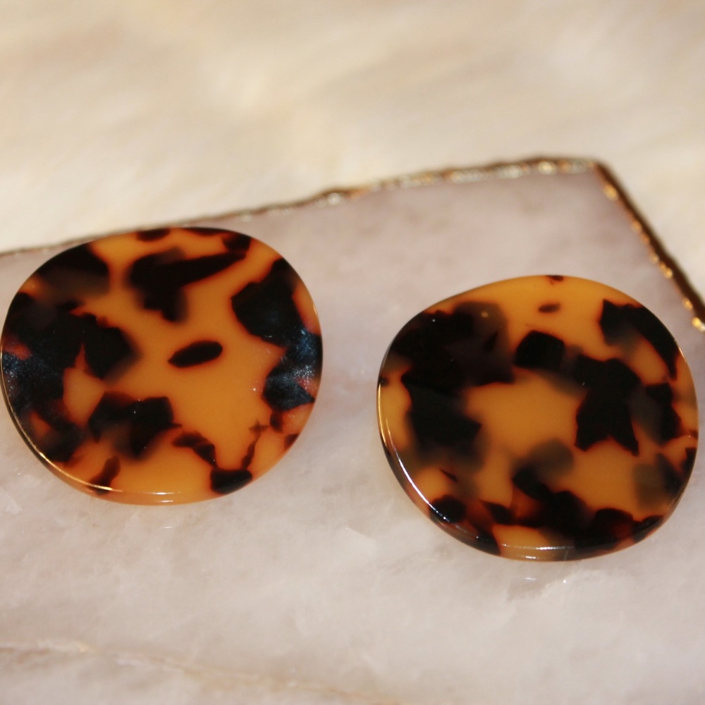 LAST ONE!! Tortoise Shell Disc Earrings - Picture 3 of 8